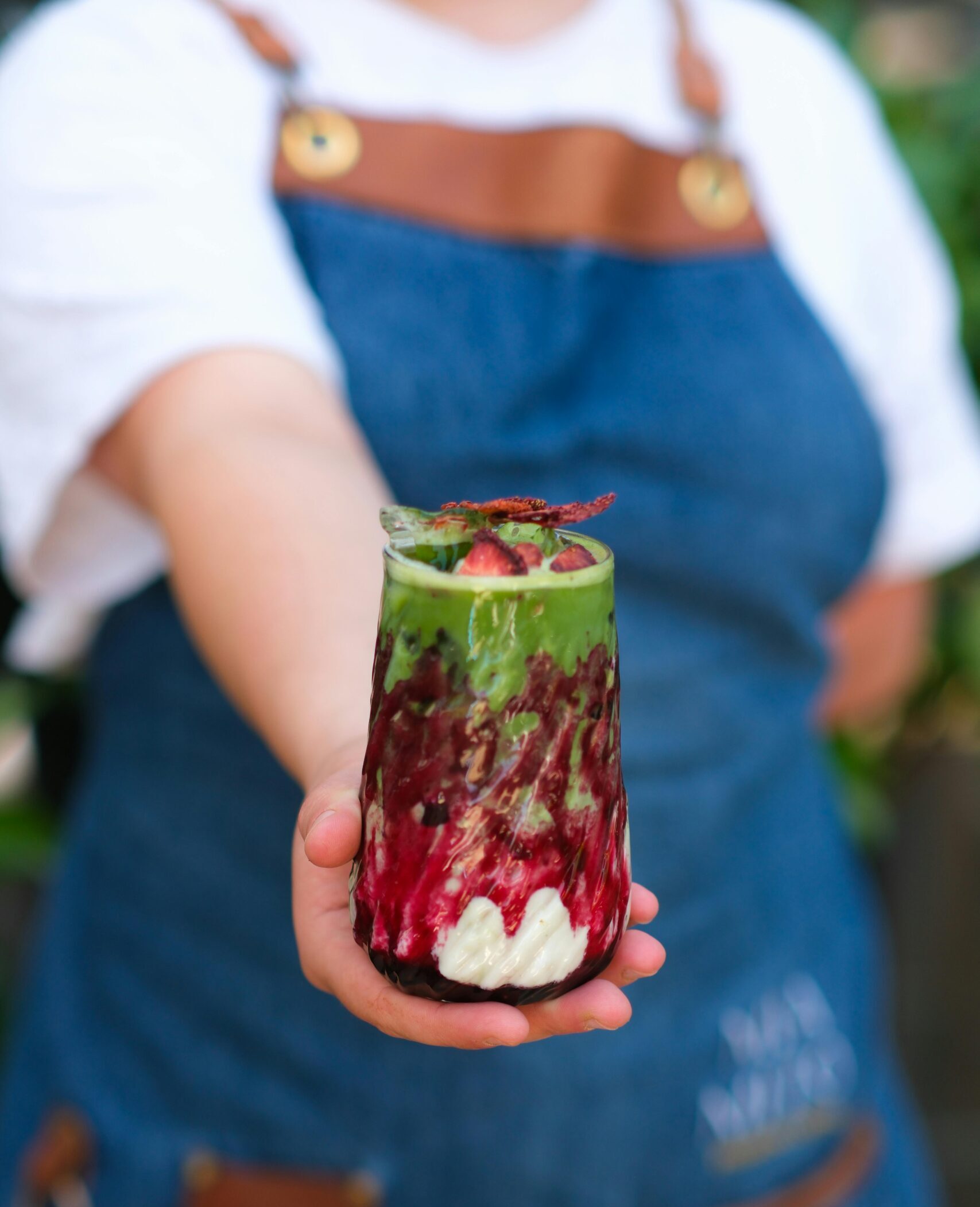 Bebida de matcha con frutos rojos servida en cafetería